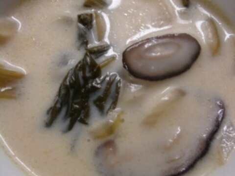 小松菜と椎茸の豆乳スープ